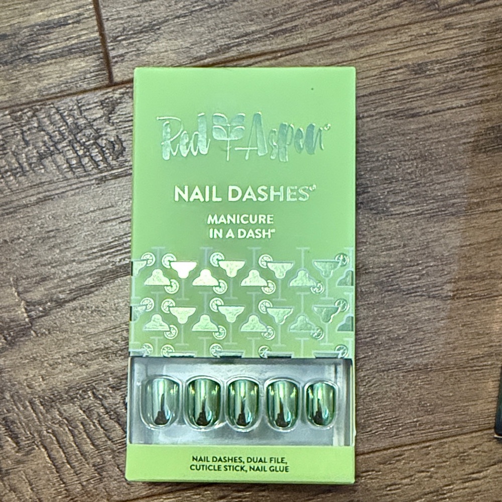 Red Aspen Green Nail Dashes